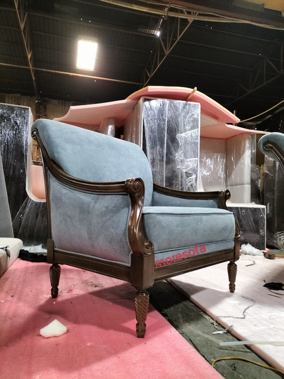 Xưởng sản xuất nội thất Morehome giới thiệu tới khách hàng mẫu ghế sofa đơn khung gỗ bọc nệm tân cổ điển với chi tiết sắc nét, chạm khắc tỉ mỉ cầu kì mang tới một sản phẩm chất lượng và thẩm mỹ cao